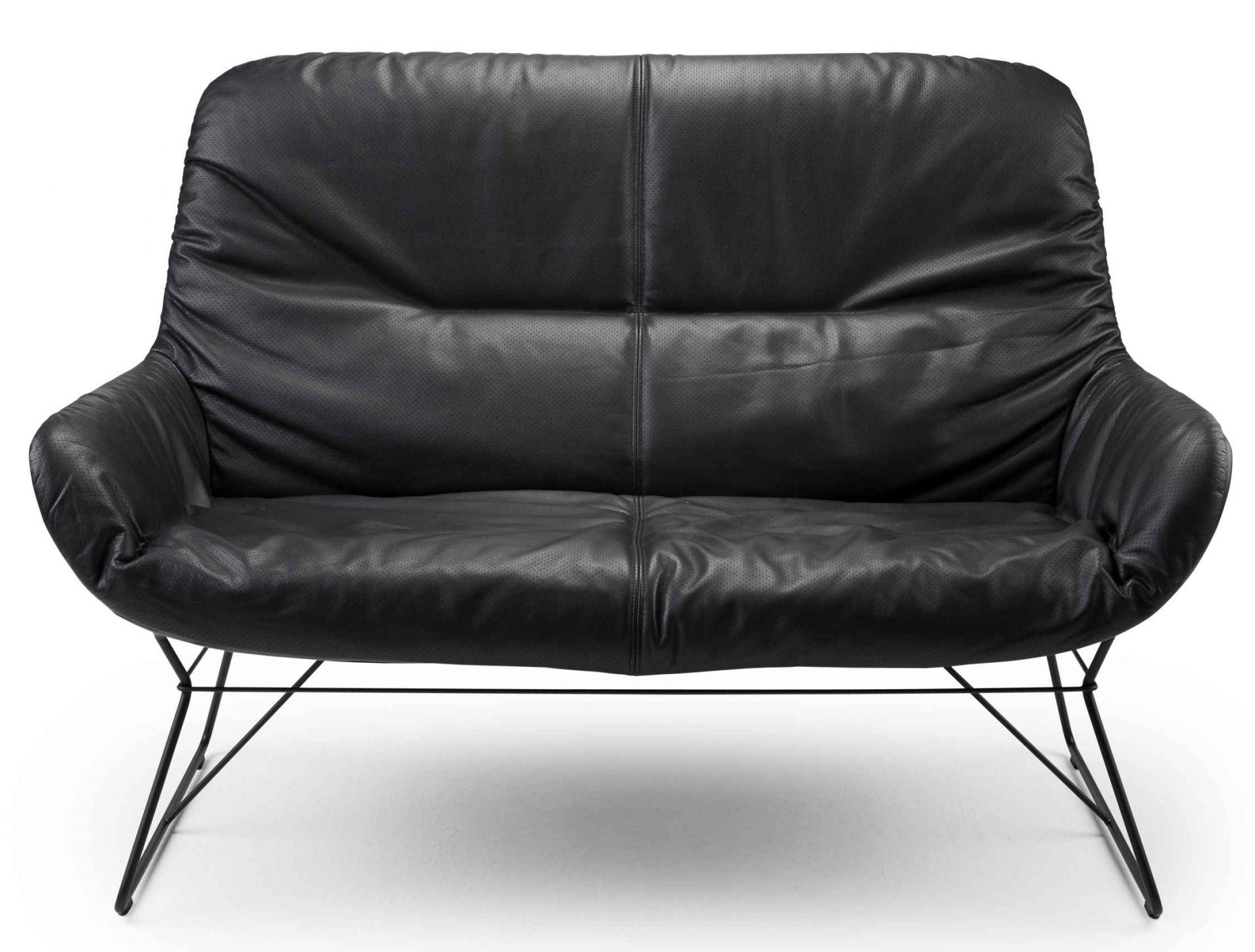 Schwarze Leya Lounge Couch von Freifrau Manufaktur mit Lederbezug und filigranem Metallgestell.